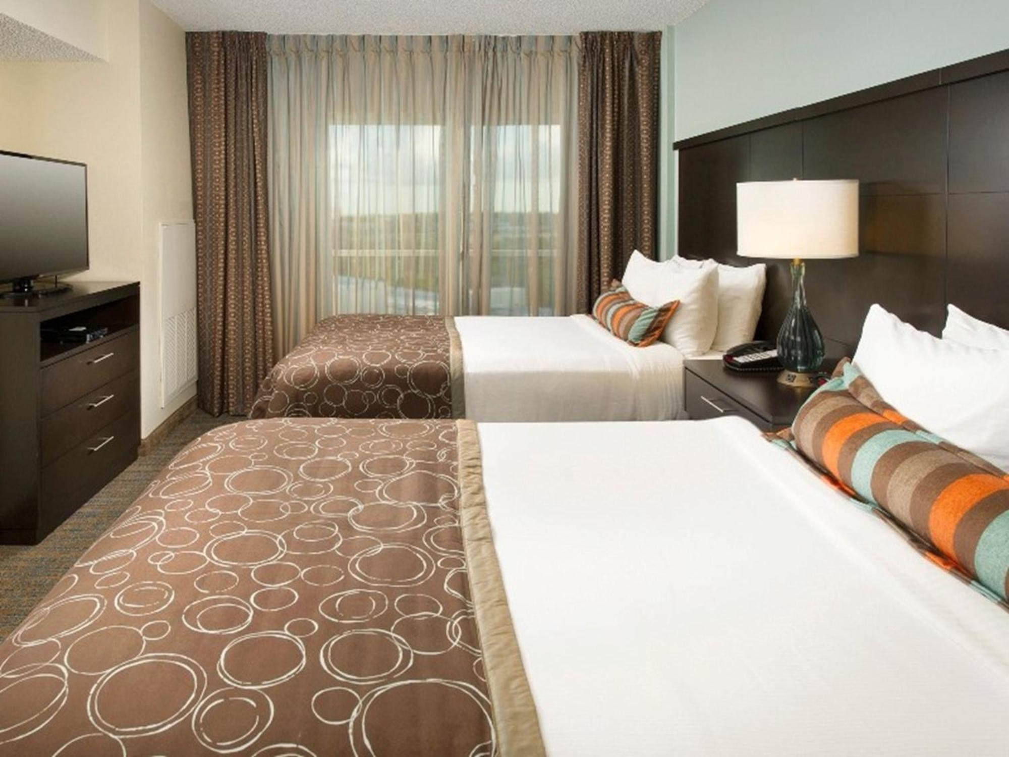 Two-Bedroom Suite with One Queen Bed and Two Queen Beds